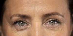 mature-woman-posing-with-eye-make-up (Копировать).jpg